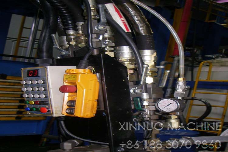 -Discontinuous-polyurethane-sandwich-panel-making-machine