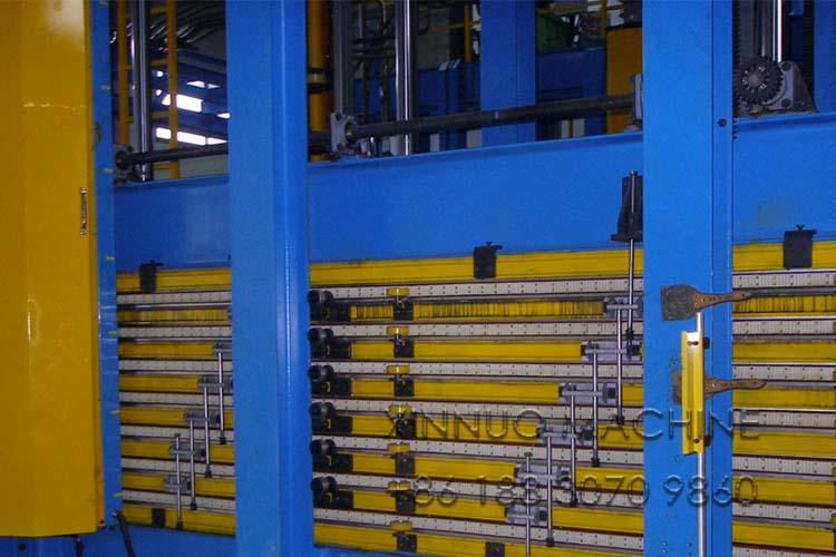 Discontinuous-polyurethane-sandwich-panel-manufacturing-line