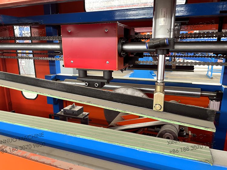 Sandwich panel cutting equipment