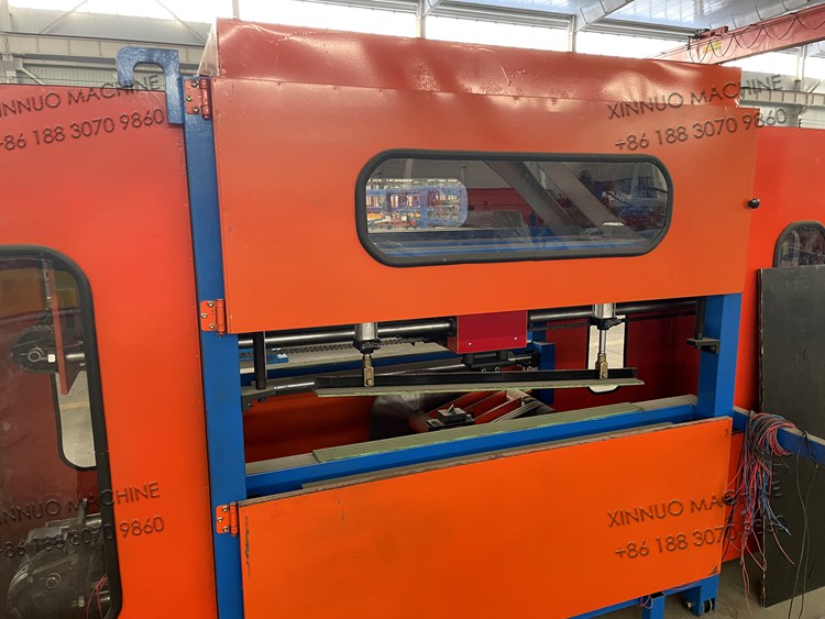 Sandwich panel cutting equipment